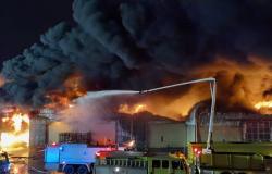 مدني الرياض يحاصر حريق مستودعات طريق الخرج القديم