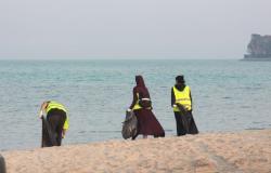 شباب وفتيات "الشرقية" يتسابقون على تنظيف الشواطئ في مبادرة "بحر بلا بلاستيك"