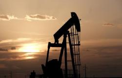 أسعار النفط تستقر عقب زيادة مفاجئة في مخزونات الخام الأمريكية