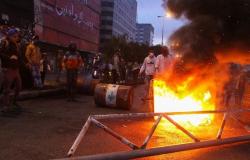 لبنان.. الأمن يفرّق المحتجين بقنابل الغاز ردًّا على رميهم بالحجارة بـ"سرايا طرابلس"