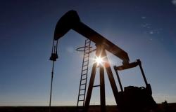 أسعار النفط تقفز إلى أعلى مستوى خلال عام مع تقييد المنتجين الإمدادات