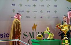 شاهد .. ولي العهد يحافظ على التباعد الاجتماعي أثناء تسليم كأس السعودية للفروسية