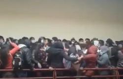 فيديو صادم من الطابق الرابع للأرض.. تَدافع طلاب في جامعة ينتهي بكارثة