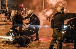 اليونان.. اشتباكات بين الأمن ومتظاهرين بأثينا في احتجاجات على "تجاوزات الشرطة"