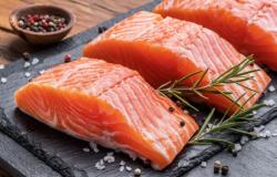 دراسة: تناول الأسماك الزيتية مرتين بالأسبوع يحميك من خطر الوفاة بهذا المرض