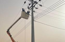 فنيو "السعودية للكهرباء" يقاومون العاصفة الترابية في إصلاح الأعطال