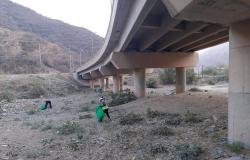 بلدية رجال ألمع تزيل النفايات من مجاري الأودية وأسفل الجسور بالمحافظة