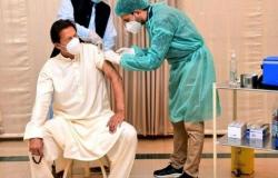 كيف بررت "الصحة الباكستانية" إصابة "خان" بـ"كورونا" رغم تلقيه جرعة من اللقاح الصيني؟