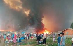 شاهد.. حريق يدمر آلاف المساكن بمخيمات اللاجئين الروهينغا ببنغلادش