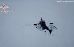 فيديو.. شاهد ما فعلته 3 غواصات روسية تحت جليد القطب الشمالي