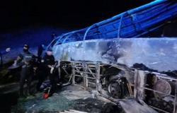 مصر.. مصرع 20 شخصاً في احتراق حافلة بحادث سير مأساوي