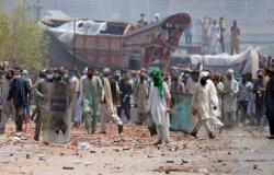 باكستان.. اشتباكات دامية بين الشرطة ومتشددين بعد احتجازهم 6 رجال أمن