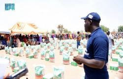 فريق "سلمان للإغاثة" يدشن توزيع السلال الغذائية الرمضانية للنازحين بنيجيريا