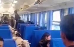 فيديو غريب.. شاهد ما حدث في قطار بالصين