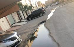 مواطن في "قرطبة الرياض" يتعرض لمخالفات بسبب سوء السفلتة وتجمعات المياه.. ويشتكي: "ليس لي ذنب"