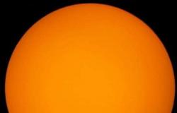 "فلكية جدة": اختفاء جديد للبقع الشمسية والنتيجة "كرة بلياردو برتقالية"