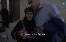 بالفيديو : عياصرة قبل رأس السيدة الجرشية ووعدها باعادة بناء المنزل المحترق