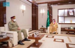ولي العهد يستعرض مع قائد الجيش الباكستاني العلاقات في المجالات العسكرية والدفاعية