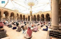 قاصدو المسجد النبوي يؤدون آخر جمعة في رمضان