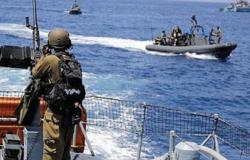 بالرصاص الحي.. زوارق الاحتلال الإسرائيلي تهاجم الصيادين في بحر غزة