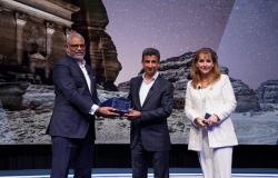 القمة العالمية لمجلس السفر العالمي تمنح جائزة "القيادة العالمية" لوزير السياحة السعودي
