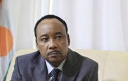 رئيس النيجر يقلد السفير تركي العلي وسام "قائد"