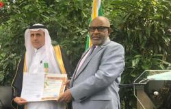 رئيس جمهورية القمر المتحدة يمنح السفير السعودي أعلى وسام بدرجة فارس