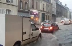 شاهد.. عواصف رعدية تُغرق شوارع باريس