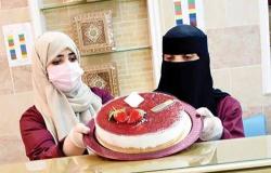سعوديات يقتحمن سوق الحلويات