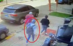 فيديو مصرع فتاة مصرية.. شاهد ما سقط على رأسها بالشارع