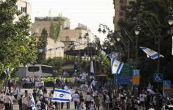 في مشهد استغزازي... مستوطنون إسرائيليون يتراقصون عند باب العامود في مسيرة الأعلام (فيديو)