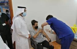 "الحفظي" يدشن حملة تطعيم ضد كورونا بالتعاون مع "صحة عسير"