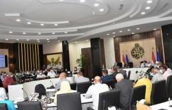 محافظ أسوان يستعرض مشكلات المواطنين خلال اجتماع المجلس التنفيذي