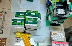 ضبط 11 مخالفة وأدوية داخل محل بقالة فى حملة تموينية بإسنا