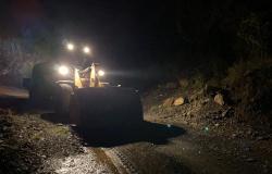 بلدية رجال ألمع تباشر صيانة الطرق المتضررة من هطول الأمطار