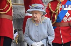 الملكة إليزابيث تعود إلى اجتماعها الأسبوعي الذي حرصت عليه منذ 69 عاما