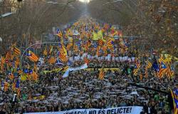 حكومة إسبانيا تصدر عفوا عن زعماء انفصاليين في كتالونيا