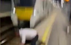 فيديو صادم.. رفع يده وترك الرجل يواجه مصيره تحت القطار