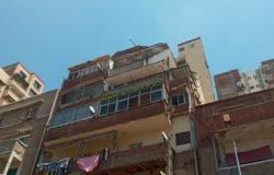 إصابة شخص وتحطم سيارة إثر انهيار شرفة عقار شرق الإسكندرية (صور)