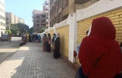 بالدعاء وقراءة القرآن أولياء أمور طلاب الثانوية العامة ينتظرون أمام اللجان (صور)