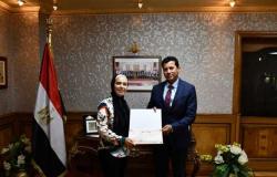 وزير الشباب والرياضة يكرم الطالبة «هبة» بائعة التين الشوكي