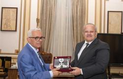 رئيس جامعة القاهرة يستقبل الفائز بجائزة النيل للمبدعين العرب .. ما تريد معرفته عن رضوان السيد