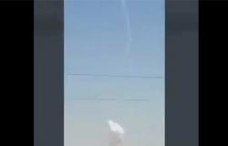 استهداف صاروخي لقاعدة أمريكية في حقل العمر بدير الزور في سوريا .. بالفيديو