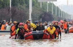 أغرقتها الفيضانات.. الصين تخلي مدينة بالجرافات والقوارب (فيديو وصور)