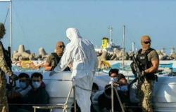 غرق قارب يقل مهاجرين غير شرعيين قبالة السواحل التركية