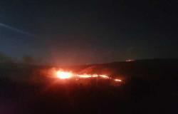 اندلاع حريق في جنوب لبنان بسبب قنبلة مضيئة أطلقتها القوات الإسرائيلية