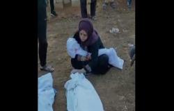 درعا تحت القصف.. لقطات لأم تودع أطفالها الثلاثة في الكفن تشعل غضبا عربيا (فيديو)