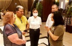 نائب وزير السياحة تلتقي عددا من السائحين الروس بأحد فنادق الغردقة