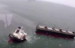 سفينة شحن تنشق لنصفين بسبب الرياح القوية (فيديو)
