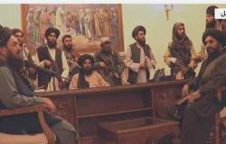 شاهد.. قيادات حركة طالبان داخل مكتب الرئيس الأفغاني بعد هروبه